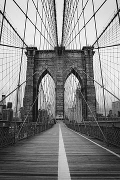 Brooklyn Bridge Poster | zwart-wit serie | New York van Elise van Gils