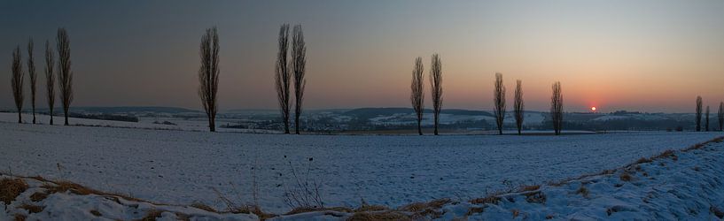 Een winterse zonsondergangpanorama van Maurice Hertog