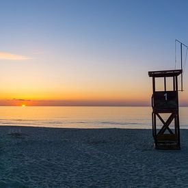 Mallorca, Zonsopgang bij zandstrand met badmeesterhuis van adventure-photos