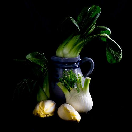Nature morte avec légumes et pot d'eau de Cologne