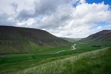 Islande - Paysage intact avec rivière naturelle dans une vallée verdoyante sur adventure-photos