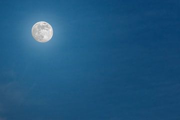Maan aan een blauwe hemel van Thomas Heitz