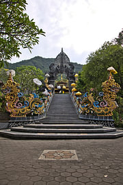 Verzierter Treppenaufgang mit Drachen, Pura Melanting, Bali von Fotos by Jan Wehnert