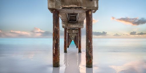 Brug op het strand in Barbados in het Caribisch gebied bij zonsondergang.