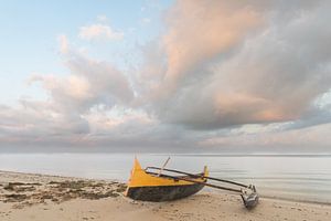 Vissersboot op het strand van Ifaty, Madagaskar