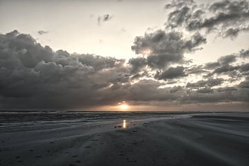 Bewölkter Himmel bei Sonnenaufgang von bart dirksen