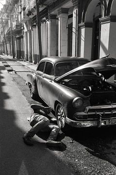 Réparations de vieilles voitures à La Havane sur Hans Van Leeuwen