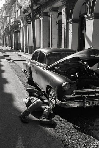 Old car repairs in Havana