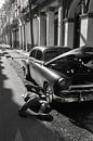 Old car repairs in Havana van Hans Van Leeuwen thumbnail
