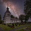 Kleine kerk en het griezelige kerkhof 's nachts van Mart Houtman