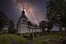 Kleine Kirche und der gruselige Friedhof bei Nacht von Mart Houtman