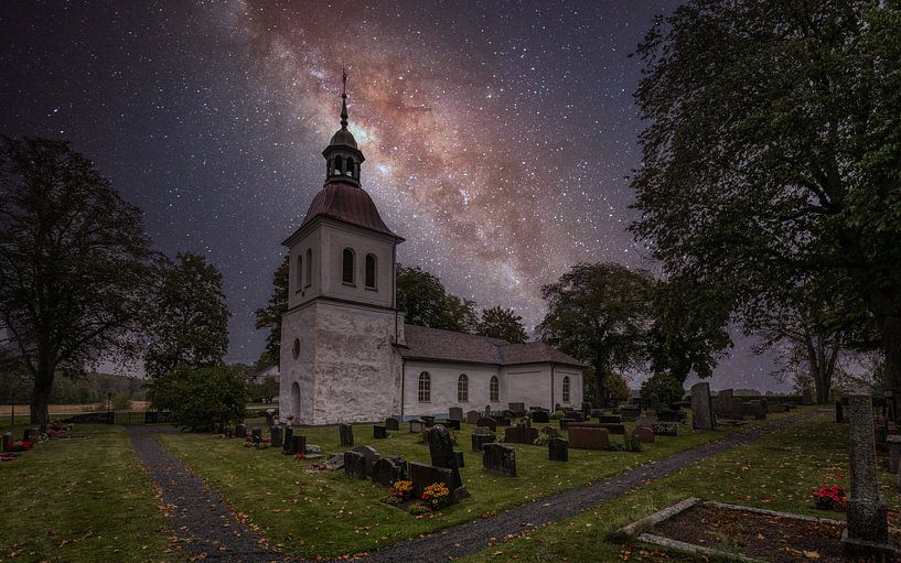 Kleine kerk en het griezelige kerkhof 's nachts van Mart Houtman