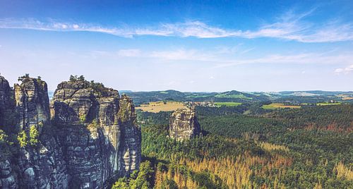 Panoramisch uitzicht tussen rotsen en zandstenen