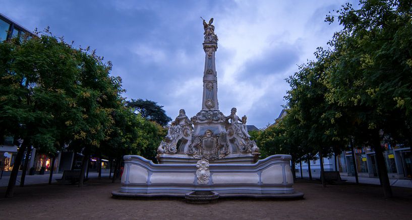 Saint George's Fountain van Sonny Lasschuit