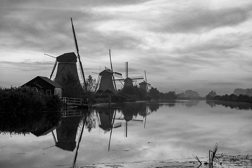 Zonsopkomst bij de molens van Kinderdijk zwart/wit
