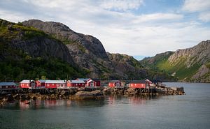 Rode boothuisjes van Nusfjord in de Lofoten, Noorwegen van Elles van der Veen