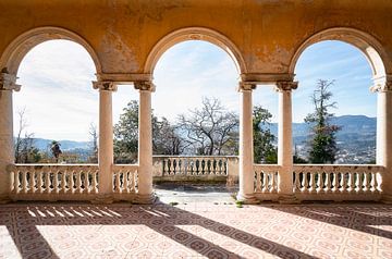 Verlassene Villa mit schöner Aussicht. von Roman Robroek – Fotos verlassener Gebäude