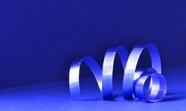 krullend krullint in blauw