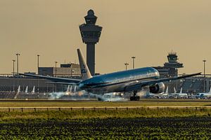 Eine KLM Boeing 777-300 (PH-BVG) landete am frühen Morgen auf der Kaagbaan.