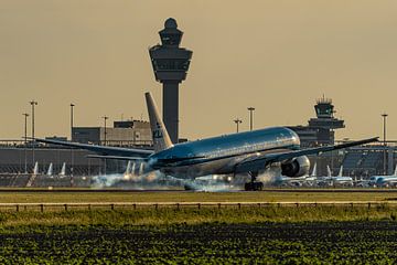 A KLM Boeing 777-300 (PH-BVG) landed on the Kaagbaan early in the morning. by Jaap van den Berg