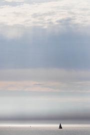 Sonnenstrahlen und Segelyacht auf See von Anne Zwagers