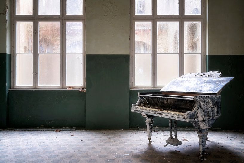 Verlaten Piano voor Raam. van Roman Robroek - Foto's van Verlaten Gebouwen