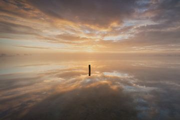Minimalistisch polderlandschap en zonsopkomst van Original Mostert Photography