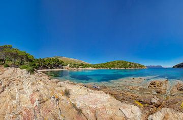 Het strand van Cala Moresca aan de baai van Golfo Aranci, Golfo Aranci, Sardinia, Italië van Rene van der Meer