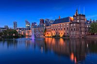 avondopname van de regeringsgebouwen aan de Hofvijver in Den Haag