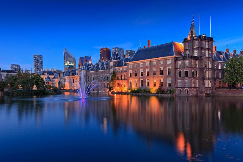 Photo du soir des bâtiments du gouvernement sur Hofvijver à La Haye. par gaps photography