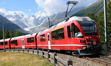 Berninabahn met Bernina massief op de achtergrond van Rini Kools