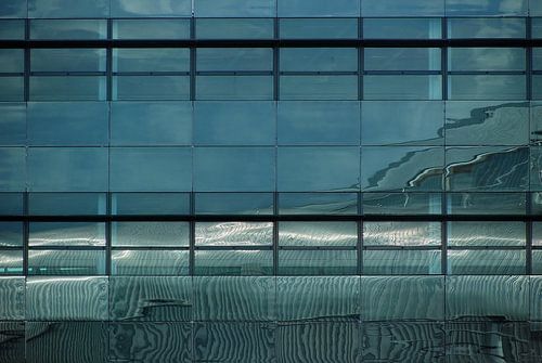 Abstract weerspiegeld lijnenspel in blauw zwart wit