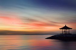 Bali – Tropischer Sonnenaufgang über Strand Pavillon und Ozean