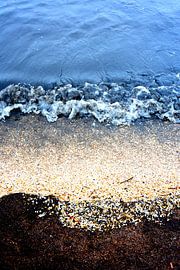 abstract kleuren water schelpen en zwart zand