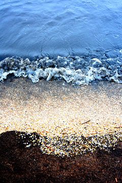 abstract kleuren water schelpen en zwart zand