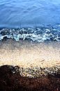 abstract kleuren water schelpen en zwart zand van Ernst van Voorst thumbnail