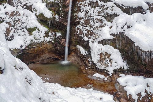 Waterval die door de Gleiersch Klamm bij Scharnitz in de Oostenrijkse Alpen stroomt.