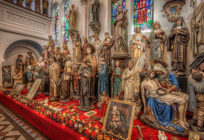 Heiligenbeelden in Museum Vaals  van John Kreukniet