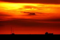Sonnenuntergang auf dem Meer mit den Silhouetten von zwei Booten von Jessica Berendsen Miniaturansicht