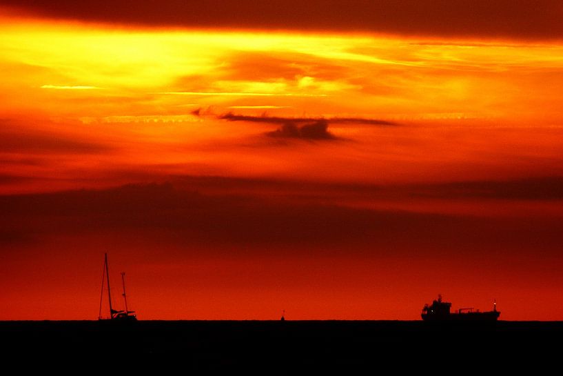 Sonnenuntergang auf dem Meer mit den Silhouetten von zwei Booten von Jessica Berendsen