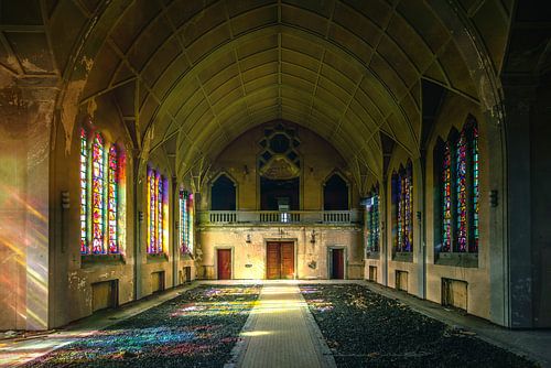 Gebrandschilderde ramen in een verlaten kerk