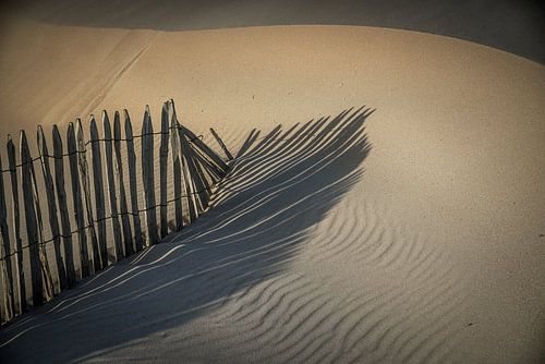 zon, schaduw en wind aan zee