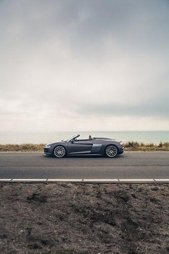 Audi R8 V10 met een Prachtig Zeezicht op de Achtergrond