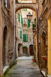 Eine Straße in Pitigliano, Italien von Adelheid Smitt