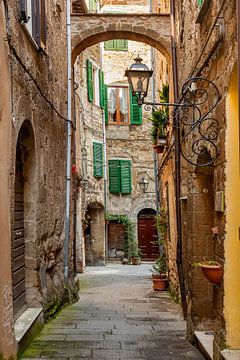 Een straatje in Pitigliano, Italië van Adelheid Smitt