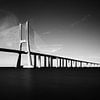 Vasco da Gama brug in zwart-wit van Dennis van de Water