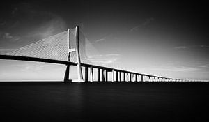 Vasco da Gama brug in zwart-wit sur Dennis van de Water