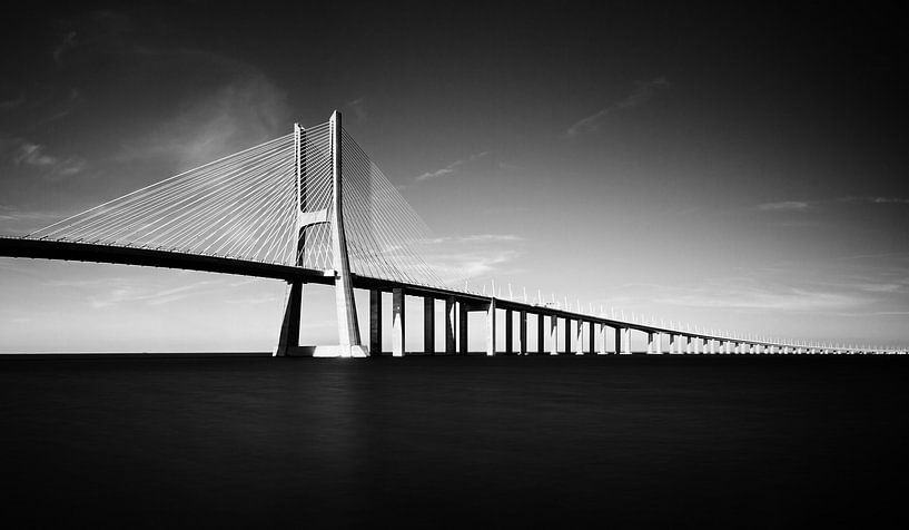 Vasco da Gama brug in zwart-wit van Dennis van de Water