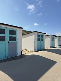 Bunte Strandhäuschen im unberührten Sand von Buro JEB ~ Studio NotARTificial