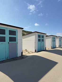 Bunte Strandhäuschen im unberührten Sand